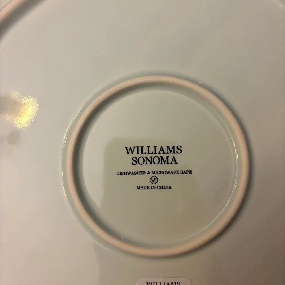Williams Sonoma | Akino Dinner Plates | Set of 4 | Scalloped | NEW